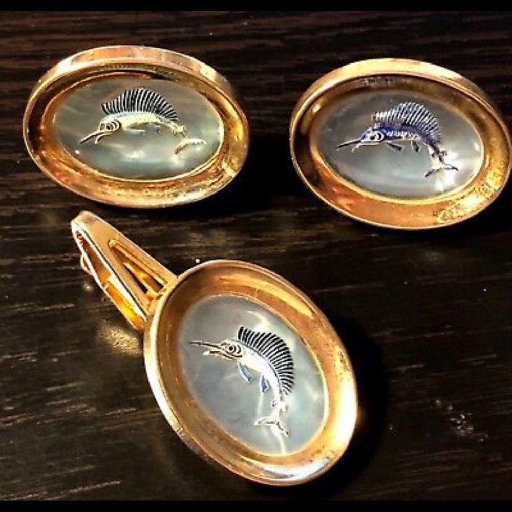 Vintage Foster Gold Tone Lucite Intaglio Blue Marlin Fish Cuff links Tie bar Set